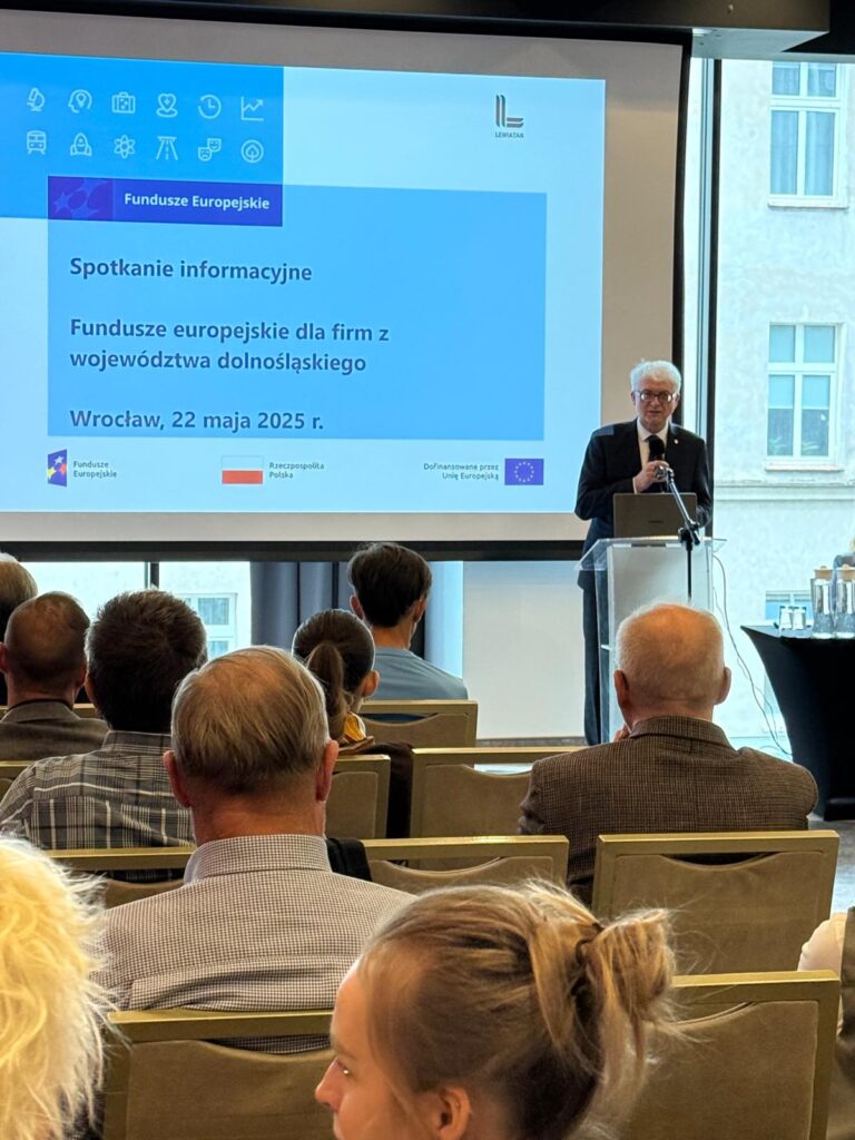 grafika ozdobna przedstawiająca sale wykładową, gości oraz temat spotkania